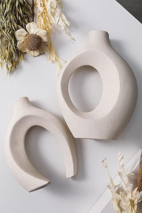 High-Quality Material - The white round vase with a hole made from 100% ceramic is handmade of clay, the frosted feel gives a special feeling of the Bohemian style with a matte finish on the surface, which adds trendy and cute for home decor. Coffee Table Centerpieces, Beige Ceramic, Cerámica Ideas, Pampas Gras, White Ceramic Vases, Keramik Vase, Bookshelf Decor, Home Comforts, Vase Design