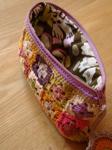 Trousse Mini-granny by Lady Colori, via Flickr Crochet Pencil Case Granny Square, Crochet Granny Square Pencil Case, Zip Around Pouch Pattern, Mini Granny Square Bag, Granny Square Pencil Case, Granny Square Makeup Bag, Makeup Pouch Crochet, Pochette Granny Crochet, Granny Square Zipper Pouch