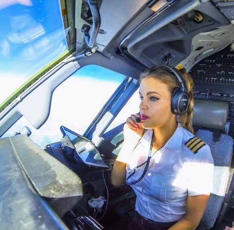 Pilot Girl, Female Pilots, Pilot Uniform, Plane Photography, Aviation Technology, Pilots Aviation, Airline Pilot, Plane And Pilot, Airplane Pilot