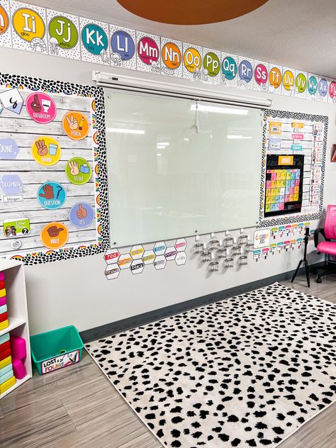 Kindergarten Room Decorations, How To Decorate A Classroom Ideas, Diy Classroom Decorations Kindergarten, Head Start Classroom Themes, Learning Target Display Kindergarten, Classroom Displays Kindergarten, Themes For Kindergarten Classrooms, Color The World With Kindness Theme, Pre K Classroom Decor Themes