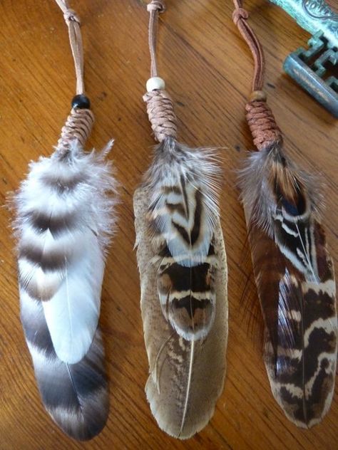 Hapkido, Smudging Feathers, Feather Crafts Diy, Mirror Charms, Feather Diy, Feather Decor, Feather Fan, Native American Crafts, Feather Crafts