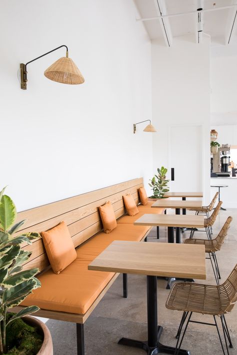 Hank's by Claire Zinnecker Design and Ben May Design Desert Modern Decor, Claire Zinnecker, Banquette Seating Restaurant, Restaurant Seating Design, Mebel Antik, Minimalist Dekor, Interior Design Minimalist, Cafe Seating, Restaurant Patio