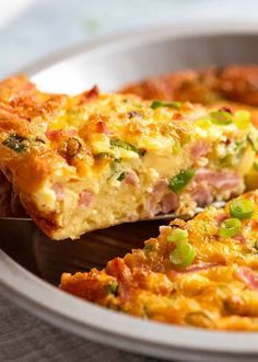 Close up of slice of Crustless Quiche Quiche, Essen, Quiche Ham And Cheese, Crustless Ham And Cheese Quiche, Quiche Ham, Quiche Recipes Crustless, Ham And Cheese Quiche, Quiche Recipes Easy, Breakfast Quiche Recipes