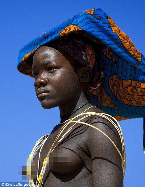 a Mucubal woman wears the traditional Ompota African People Woman Africa, Square Hats, East African Women, South African Women, Angola Africa, Africa Traditional, Africa Tribes, Beauty Of Africa, African Tribe
