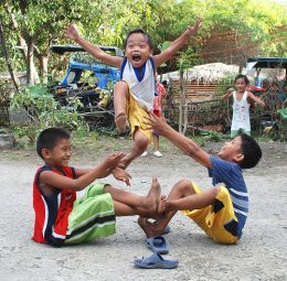 The "luksong tinik" a traditional street jumping game. I used to play this game. Masskara Festival, Rodrigo Duterte, Philippines Culture, Filipino Culture, Childhood Games, Traditional Games, We Are The World, People Of The World, Friends Funny