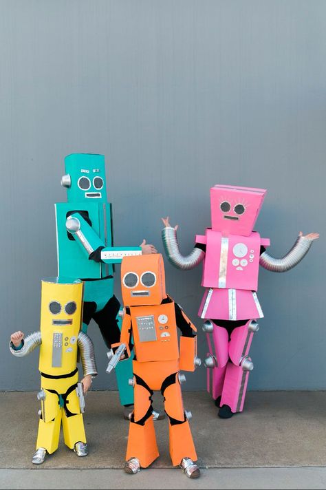 We found the perfect remedy to your online shopping addiction: use old cardboard boxes to make these Robot Family costumes.. Click through for more homemade Halloween costume ideas! #diyhalloweencostumes #homemadehalloweencostumes #creativehalloweencostumeideas #diyhalloweencostumesforfamilies Amigurumi Patterns, Robot Costume Diy, Easy Homemade Halloween Costumes, Best Diy Halloween Costumes, Robot Costume, Best Group Halloween Costumes, Robot Costumes, Cheap Halloween Decorations, Diy Robot