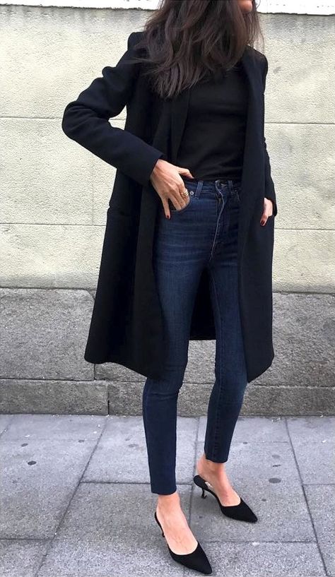 Street style star Barbara Martelo shows us how to wear pointed-toe shoes thanks to her stylish Instagram feed. Inspired Outfits, Minimalista Sikk, Minimalisticky Chic, Modieuze Outfits, Mode Inspo, 여자 패션, Mode Inspiration, Looks Style, Mode Style