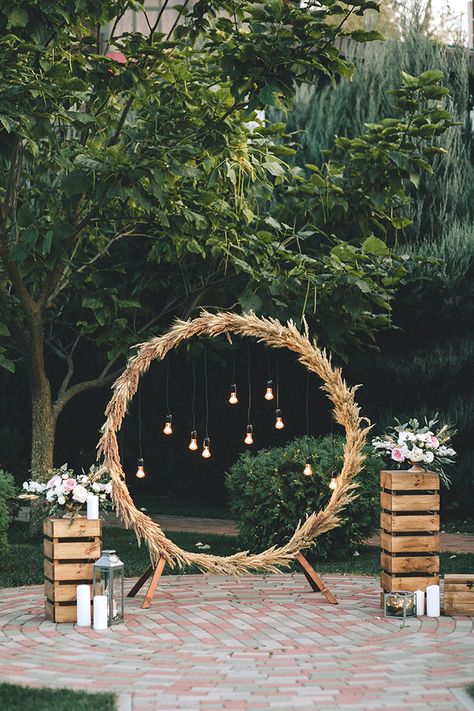 diy rustic circle outdoor wedding arches Summer Wedding, Rustic Wedding Decorations, Summer Wedding Ideas, Lantern Decor Wedding, Diy Wedding Arch, Romantic Theme Wedding, Wedding Arch Rustic, Wedding Hoop, Summer Wedding Decorations