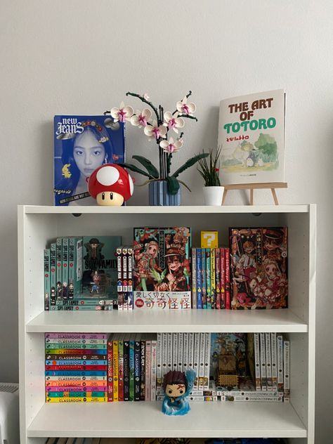 Manga Bookshelf Ideas Small, Small Manga Shelf Ideas, Manga Shelf Aesthetic Small, White Shelf Aesthetic, Aesthetic Manga Shelves, Manga Storage Ideas, Manga And Kpop Shelf, Miniverse Display Ideas, Room Inspo Shelves