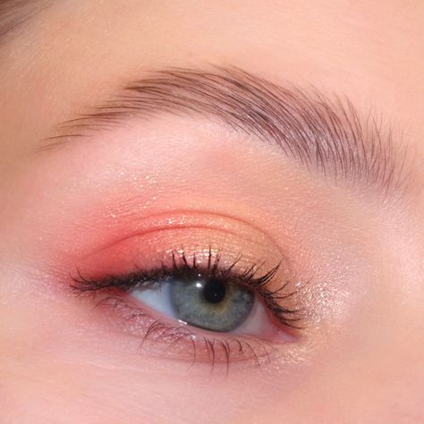 Orange Glitter Eyeshadow, Coral Eye Makeup, Peachy Makeup Look, Peach Makeup Look, Simple Eyeshadow Looks, Peach Eye Makeup, Peachy Eyeshadow, Coral Makeup, Pastel Eyeshadow