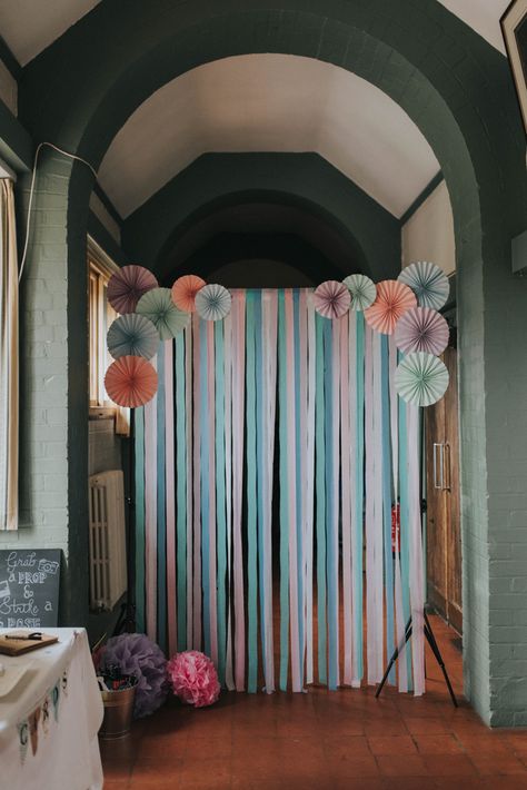 Diy Streamers, Photo Booth Backdrop Wedding, Streamer Backdrop, Anniversaire Diy, Tafel Decor, Party Hardy, Diy Event, Paper Backdrop, Diy Birthday Decorations