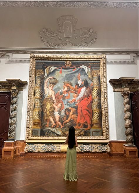 Girl looking at very large painting in a museum Prom Pictures, Chiaroscuro, Dali Museum Florida, Ringling Museum, Hirshhorn Museum, Florida Photography, Prom Photos, Grad Pics, About Art