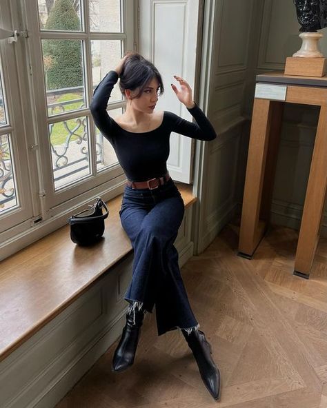 Psychology Work Outfits, All Black Outfit Women Classy, Wedding Minister Outfit, Bustier Under Blazer, Modern Woman Outfit, Casual Outfit With Slacks, All Black Pantsuit, Timeless Wardrobe Basics, Short Work Outfit
