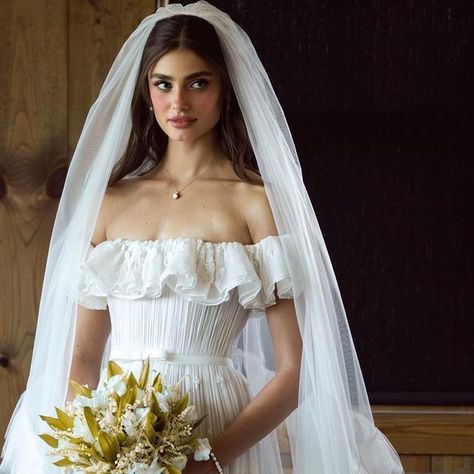 Carolina Gonzalez on Instagram: "🤍T A Y L O R🤍BLUSHING BRIDE 🎀 @taylor_hill #MakeupbyMe @cgonzalezbeauty Assisted by @veronicagaona Photo by @thebeautycine Hair @daniellepriano Assisted by @kellihoff #TaylorHill #CGonzalezBeauty #ArmaniBeauty USING: @armanibeauty Luminous Silk Glow Blush 51 Luminous Silk Concealer 5.25, 5.75 Luminous Silk Foundation 5.75, 5.8 A Contour 21 Eye Tints 42, 18m, 22m, 36m Luminous Silk Glow Setting Powder 4, 5.5 Lip Power 109 Eyes To Kill Mascara Cla Bride Hair For Off The Shoulder Dress, Taylor Hill Wedding Hair, Taylor Hill Wedding Dress, Taylor Hill Wedding Makeup, Cool Girl Bride, Curly Wedding Hair With Veil, Veil In Hair, Long Wedding Hair With Veil, Taylor Hill Wedding