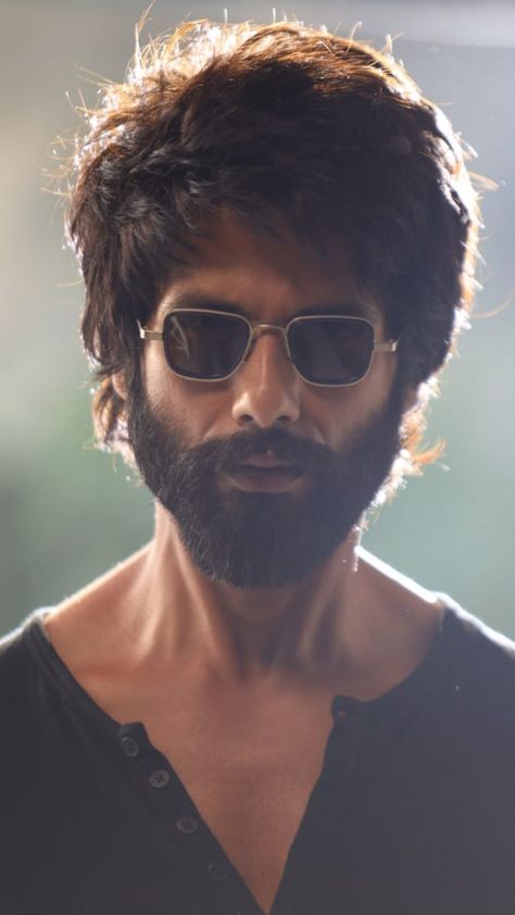 best-beard-styles-2020-slide-3-5f9edd2443435 Medium Beard Styles, Kabir Singh, Surfer Hair, Look Wallpaper, Best Beard Styles, Bollywood Posters, Bollywood Hairstyles, Most Handsome Actors, Beard Look