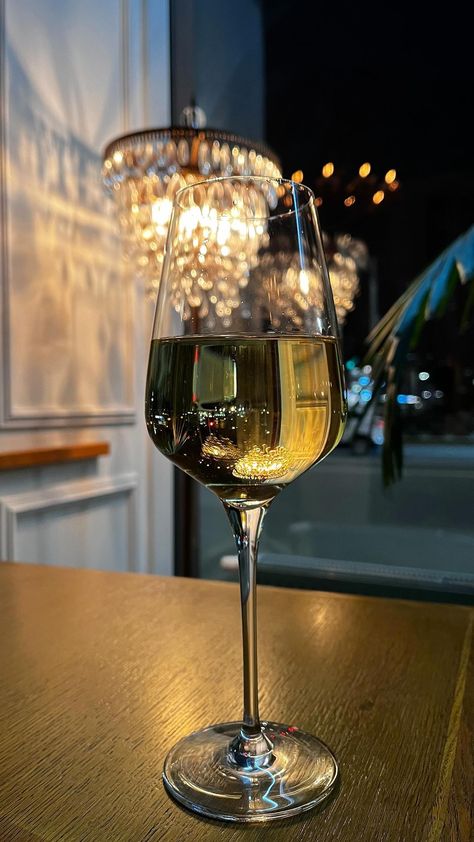 Me As A Drink, Alcoholic Drinks Photography, Drink Photo Instagram, Drinking Aesthetic, Drink Story, Wine At Night, Night Out Drinks, Dinner With Wine, Aesthetic Drink