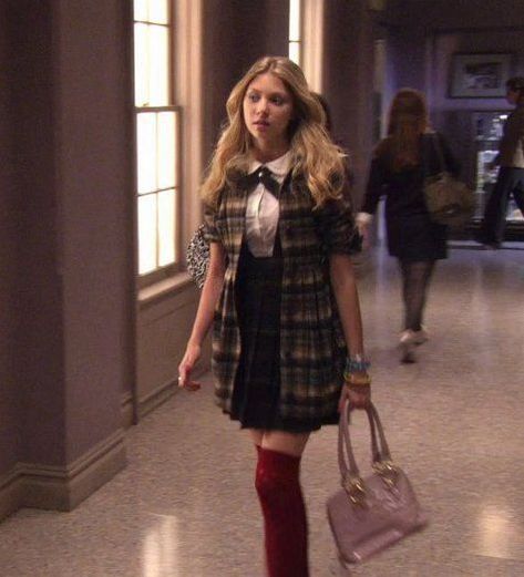 Gossip Girl Uniform, Gossip Girl Jenny, Mode Gossip Girl, Estilo Gossip Girl, Jenny Humphrey, Gossip Girl Aesthetic, Gossip Girl Outfits, School Uniform Fashion, Gossip Girl Fashion