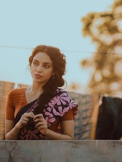 sobhita dhulipala (kurup) Shobita Dhulipala Aesthetic, Sobhita Dhulipala Photoshoot, Sobhita Dhulipala Aesthetic, Sobhita Dhulipala Saree, Shobhita Dhulipala Saree, Vintage Saree Photoshoot, Kurup Movie, Shobitha Dhulipala, Sari Aesthetic