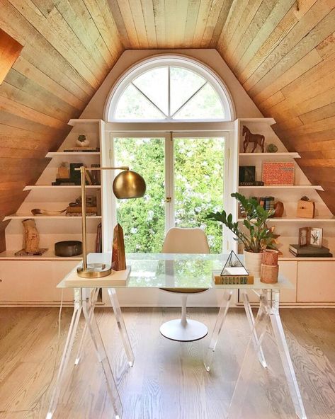 10+ Attic Office Ideas To Elevate Your Work Environment - Decor Dojo Attic Office Space, Attic Office Ideas, Attic Workspace, Modern Shelving Units, Inspiring Office, Cozy Attic, Attic Office, Tiny Office, Attic Space