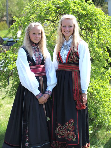 girls from Norway in traditional Norwegian dress Norwegian Dress, Norway Fashion, Norwegian Clothing, Gaun Abad Pertengahan, Costumes Around The World, Folk Dresses, Mothers Dresses, Folk Costume, Historical Clothing