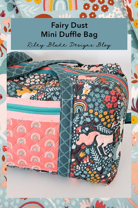 Sew a darling mini duffle bag with Center Street Quilts and Fairy Dust fabric! This is the perfect size for a soccer bag, dance bag, overnight bag, and more! Patchwork, Ballet Bag Diy, Quilted Duffel Bag Pattern, Diy Weekender Bag Pattern, Dance Bag Pattern, Weekender Bag Sewing Pattern, Quilted Duffle Bag Pattern Free, Diy Weekend Bag, Sewing Duffle Bag