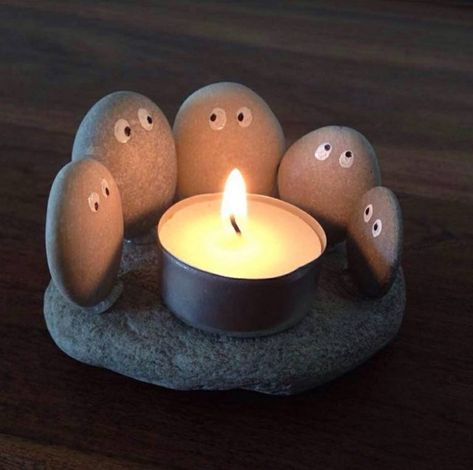 Rock people sitting around a Campfire Candle...so cute! Rock Candle Holder, Lilin Aroma, Rock Candle, Diy Rock Art, Decorative Pebbles, Kids Things To Do, Christmas Teddy Bear, Diy Candle Holders, Cute Bedroom Decor