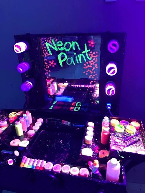 Neon Sweet 16, 17. Geburtstag, 14th Birthday Party Ideas, Neon Birthday Party, Glow In Dark Party, Sweet Sixteen Birthday Party Ideas, Glow Birthday Party, Neon Paint, Neon Birthday