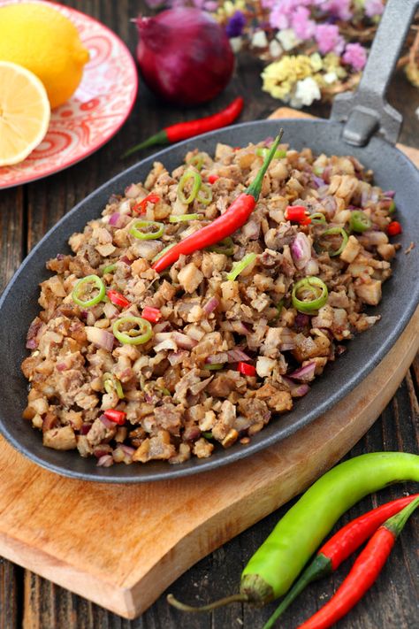 Essen, Pork Sisig Recipe, Pilipino Food Recipe, Sisig Recipe, Pork Sisig, Recipes Using Pork, Filipino Street Food, Pork Belly Slices, Philippines Food