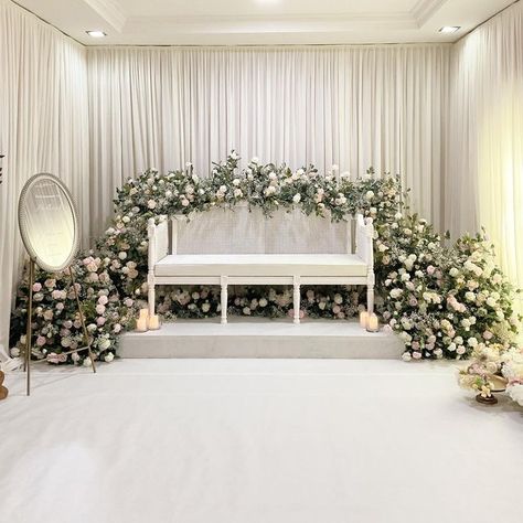 Pelamin White Theme, Mini Pelamin Tunang Simple Diy, Pelamin Simple Elegant, Wedding Dais Pelamin, Pelamin Nikah Rumah, Pelamin Tunang Simple, Nikah Theme, Mini Pelamin Tunang, Pelamin Minimalist