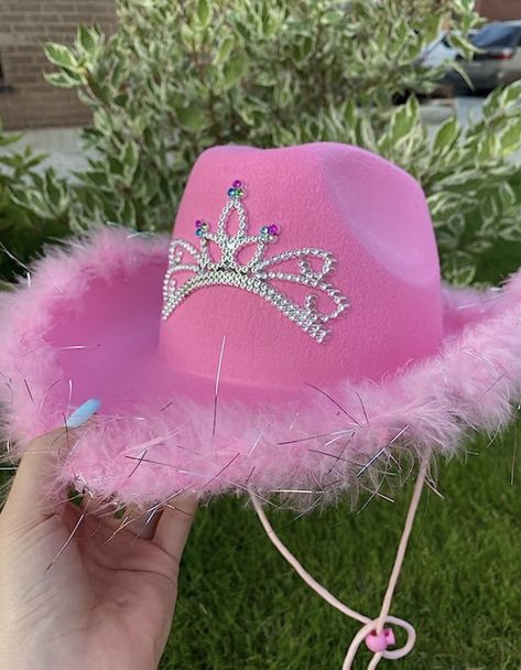 Barbie cowboy hat Pink Cow Girl Hat, Cowgirl Outfits Party, Preppy Hat, Pink Cowgirl Hat, Pink Tiaras, Girly Birthday Party, Rodeo Party, Pink Cowboy Hat, Hat Aesthetic