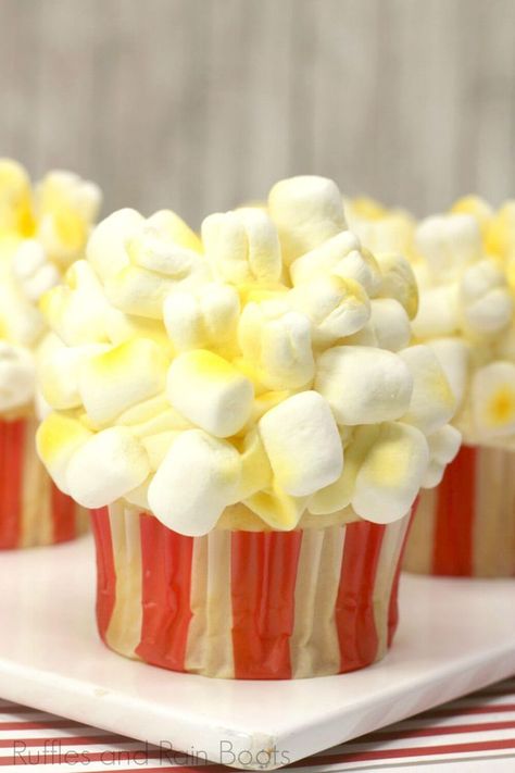 If you have a circus or Dumbo party to plan, STOP and check out these fun popcorn cupcakes. They are so easy the kids can decorate them on their own, making it a fun party activity, too. Click through to get the popular Lazy Gal's vanilla cupcake recipe and this fun cupcake decorating idea. Cupcakes Decoration Easy, Recipes Using Marshmallows, Fun Popcorn, Popcorn Cupcakes, Kreative Snacks, Fun Cupcake Recipes, Kid Cupcakes, Vanilla Cupcake Recipe, Cupcake Cake Designs