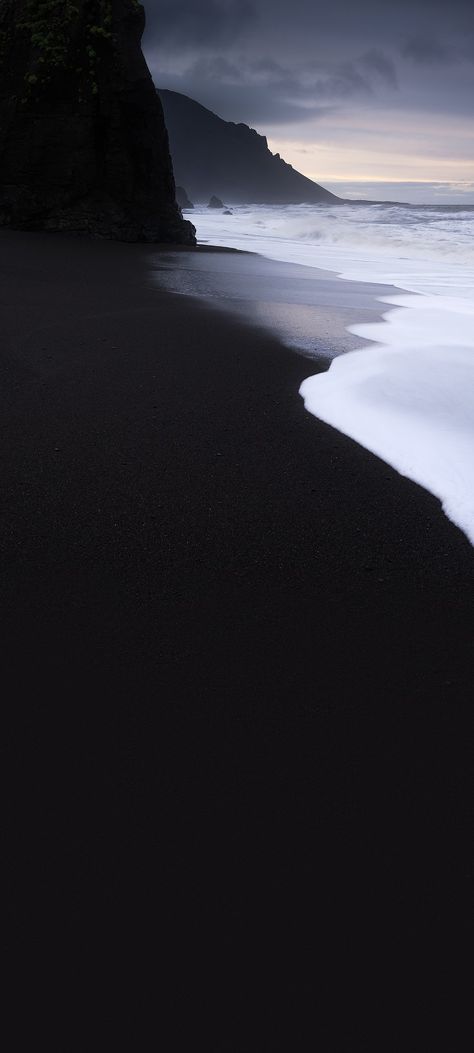 Cool Pics For Profile Asthetic, Dark Nature Wallpaper Iphone, Half Wallpaper Iphone, Black Sand Beach Wallpaper, Black Beach Wallpaper, Minimalistic Wallpaper Iphone, Iphone Ocean Wallpaper, Minimalist Nature Wallpaper, Minimalist Wallpaper Black