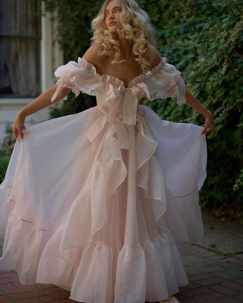 Selkie ™ (@selkie) • Fotos y videos de Instagram Haute Couture, Pink Christmas Cards, Tea Party Dress, Fancy Gowns, Pink Gowns, Pretty Prom Dresses, Dress Aesthetic, Fairytale Dress, Princess Outfits