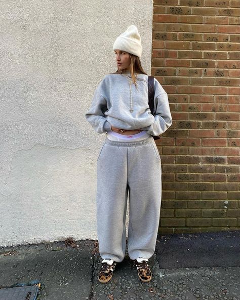 ❄️🤍 | Instagram Tracksuit Outfit Women, Sweatpants Y2k, Gray Sweatpants Outfit, Y2k Tracksuit, Sweatsuit Outfit, Blank Hoodies, Grey Tracksuit, Mom Outfit, Tracksuit Outfit