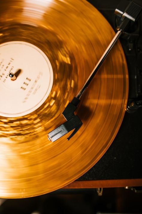 🎶 Name an album you always return to and will never get sick of 🎶 #newmusicfriday #music #vinyl #magnoliarecordclub Photo by Jakob Rosen on Unsplash Arte Jazz, Disco Aesthetic, Vinyl Aesthetic, Jazz Bar, Vinyl Player, Vinyl Record Player, Photographie Inspo, Jazz Club, Orange Aesthetic