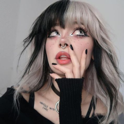 Emo Hair, Emos Haj, Color Block Hair, Half And Half Hair, Split Dyed Hair, Gothic Hairstyles, Dyed Hair Inspiration, Split Hair, Pretty Hair Color