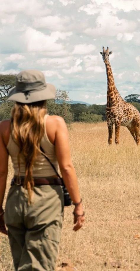 Safari Inspired Outfit Women, Safari Holiday Outfit, Safari Pose Ideas, Wildlife Outfit Women, Africa Outfits Safari, Wildlife Biologist Outfit, Trip To Africa Outfit, Kenya Outfit Travel, Kenya Safari Outfit