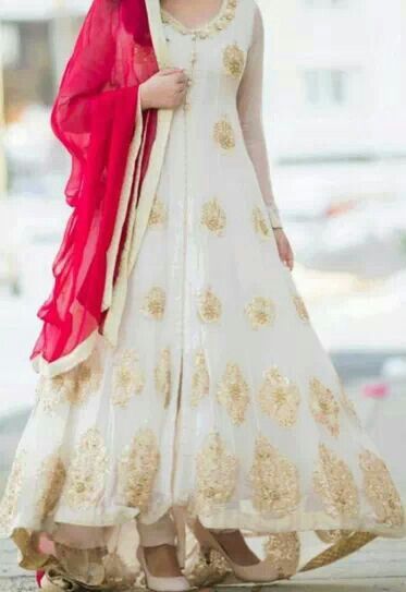 White gown style suit with churidaar and red dupatta Red Dupatta, Party Wear Frocks, White Frock, Long Anarkali, Fancy Frocks, Salwar Kamiz, Desi Clothes, Indian Couture, Anarkali Dress