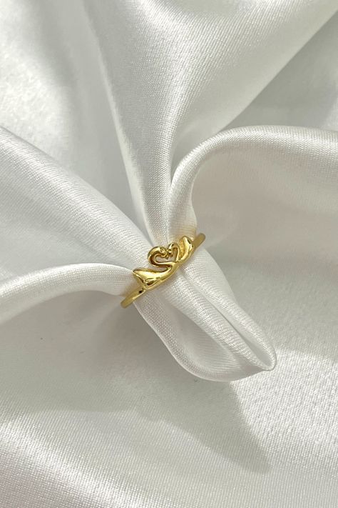 A gold band shaped as two swans kissing each other. Swan Ring Gold, Matching Best Friend Jewelry, Swan Valentine, Gold Rings Aesthetic, Best Friend Anniversary, Etsy Rings, Couple Rings Gold, Swan Ring, Best Friend Ring