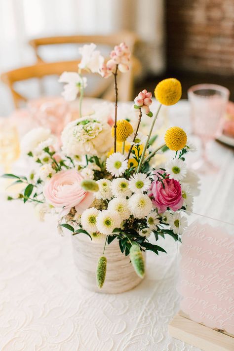 Low centerpiece with blush flowers | party floral decor | Sweet Wildflower Baby Shower with Pink and Yellow Details - Perfete Natal, Flower Baby Shower Theme, Wildflower Birthday Party, Wildflower Party, Wildflower Baby Shower, Low Centerpieces, Baby Shower Yellow, Shower Bebe, Spring Baby Shower