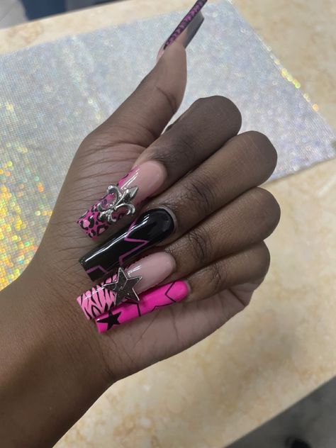 Pink Emo Nails, Cute Emo Nails, Hello Kitty Nails Black, Acrylic Nails Emo, Emo Valentines Nails, Nail Designs Emo, Gloomy Bear Nails, Nails Mcbling, Kuromi Nails Acrylic