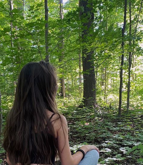 Nature, Nature Pictures Poses, Sitting In Nature Aesthetic, Nature Poses Instagram, Outside Girl Aesthetic, Story Nature Ideas, Woods Pictures Instagram, Photo Inspo Nature, Forest Selfie Ideas