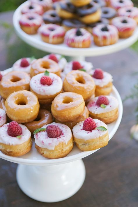 Get Inspired by This Beautifully Chic and Simple Garden Party via @domainehome Created by @twinkandsis Photo @111jenna Donut Serving Ideas, Small Party Snacks Finger Foods, Mini Donut Display, Mini Doughnut Ideas, Garden Party Snacks, Berry Baby Shower Ideas, Simple Garden Party, Mini Donuts Ideas, Donuts Glaze