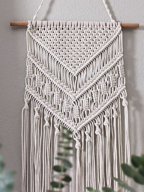 Macrame Wall Hanging Pattern Free, Easy Macrame Wall Hanging, Macrame Circle, Mini Macrame Wall Hanging, Macrame Wall Hanging Tutorial, Free Macrame Patterns, Macrame Wall Hanger, Boho Macrame Wall Hanging, Macrame Knots Tutorial