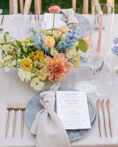 Floral Meadow Wedding Ceremony, Baby Blue Centerpieces, Vibrant Spring Wedding, Colorful Tablescapes, Spring Wedding Centerpieces, Colorful Table Setting, Spring Table Settings, Wedding Table Designs, Blue Bridal Shower