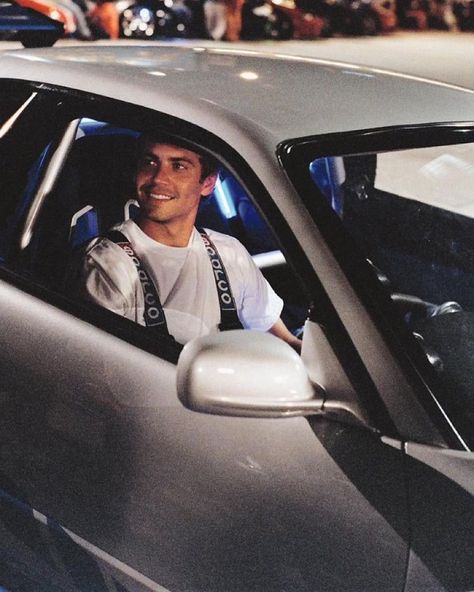 Paul walker smiling while in car during the shoot of Fast And Furious Paul Walker Black And White, Paul Walker Fast And Furious, Paul Walker Car, Paul Walker Wallpaper, Hughes Brothers, Car Poses, Paul Walker Pictures, Actor Paul Walker, The Furious