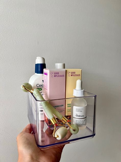 Skincare Products Storage, Skincare Organization Dresser, Minimal Skincare Organization, Serum Organizer, Skincare Setup In Bedroom, Skincare Product Organization, Small Skincare Organizer, Minimalist Skincare Organization, Organize Face Products Skincare