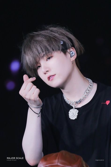 𝗽𝗶𝗻𝘁𝗲𝗿𝗲𝘀𝘁: 𝗵𝗼𝗻𝗲𝗲𝘆𝗷𝗶𝗻 ✩ Suga Suga, Suga Bts Swag, Yoongi Bts, Kpop Meme, Min Yoongi Bts, Suga Bts, Billboard Music Awards, Fete Anime, Min Suga