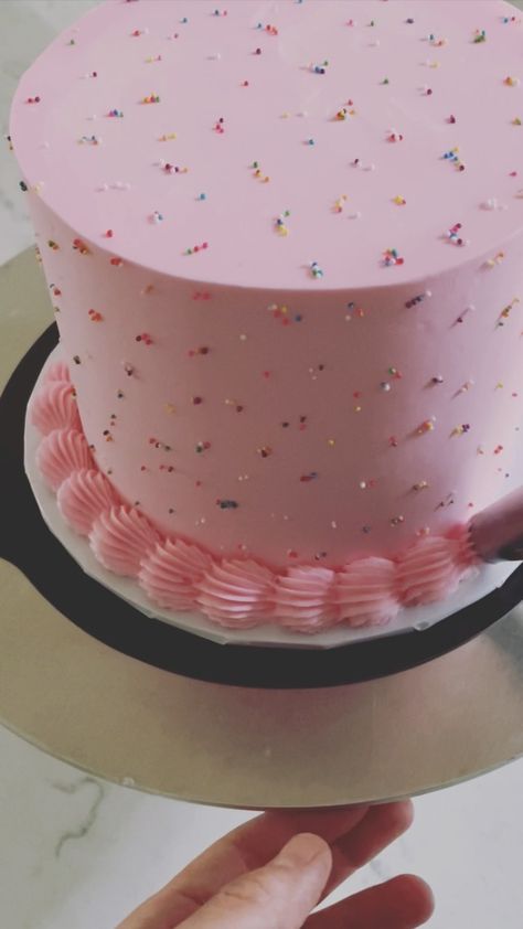 Light Pink Cake Design, Pink Birthday Cake Sprinkles, Sprinkle Frosting Cake, Pink Birthday Cake With Sprinkles, Princess Round Cake, Pink Bday Cake Simple, Pink 3rd Birthday Cake, Chocolate And Pink Cake, Easy Cake Designs Birthday