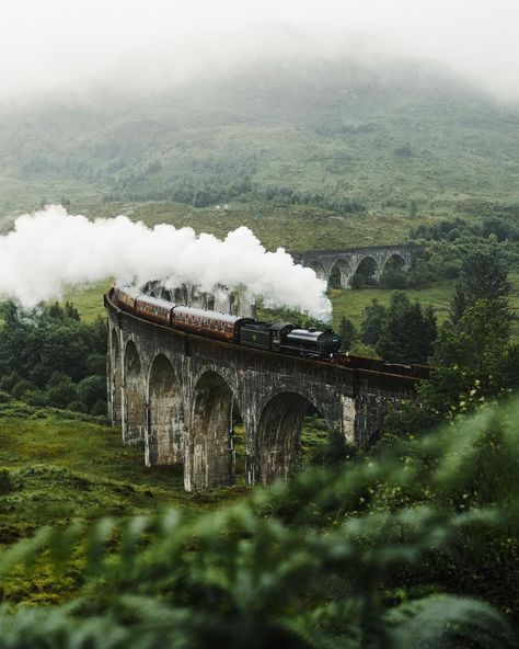 Harry Potter Scotland, Harry Potter Places, Harry Potter Train, Scotland Aesthetic, Glenfinnan Viaduct, Harry Potter Locations, Earth Pictures, Scenery Background, Hogwarts Aesthetic